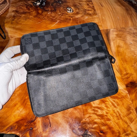 Louis Vuitton
2014 Damier Graphite Pattern Zippy Organizer Wallet - Picture 10 of 17